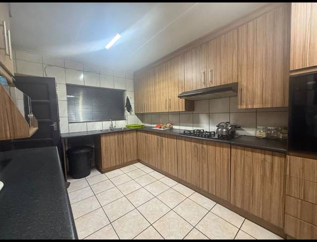 5 BEDROOM HOUSE FOR SALE IN VANDERBIJLPARK CW 5